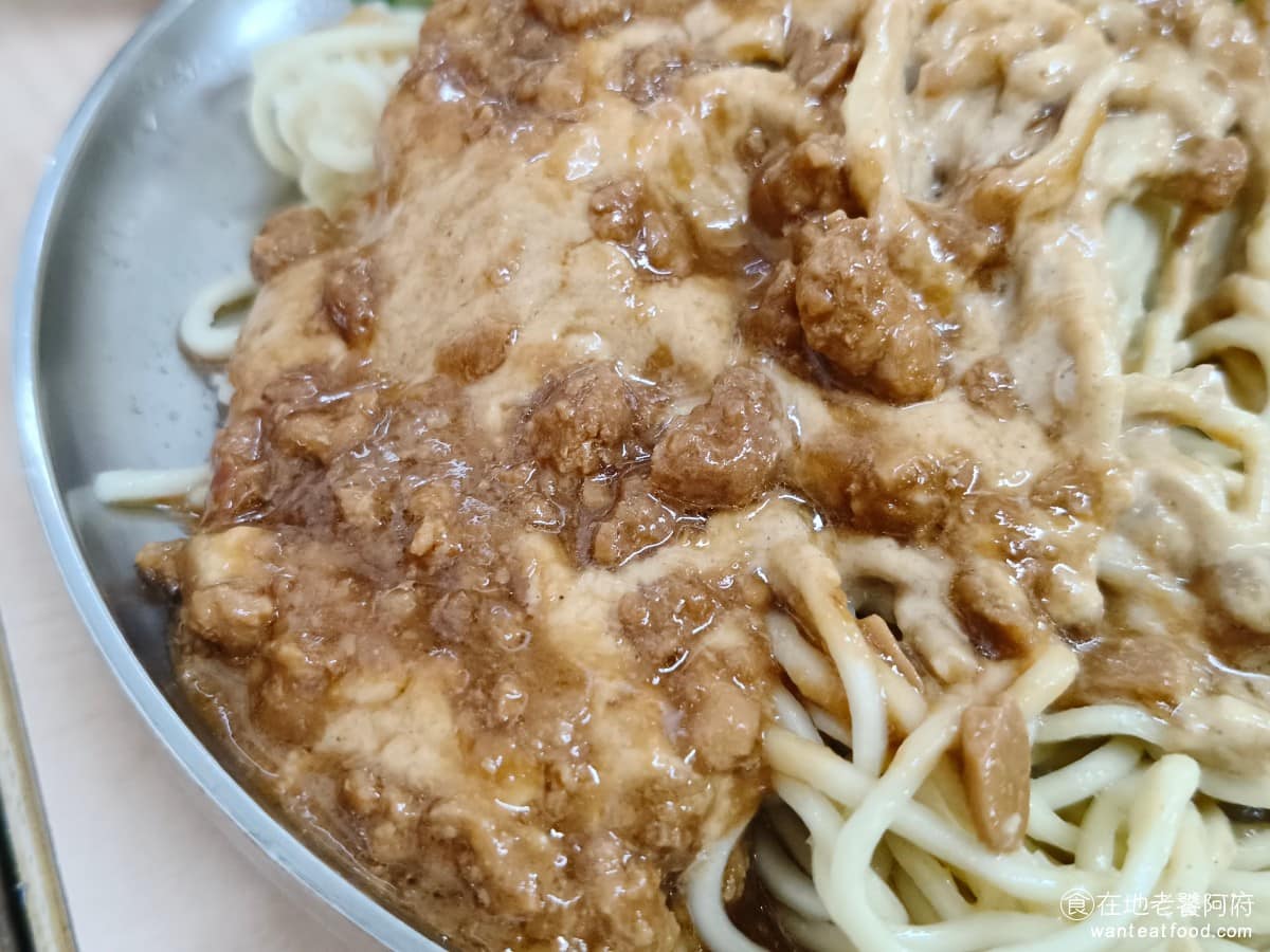 邱記涼麵 邱記涼麵菜單 邱記涼麵推薦 信義區美食 信義美食 不過因為炸醬的味道比較重,相對來說麻醬的原始香氣,就沒那麼明顯,會被蓋掉,所以喜歡純麻醬香味的人,要留意一下,想吃口味較重、有肉有醬的人,再選這個。 @在地老饕阿府