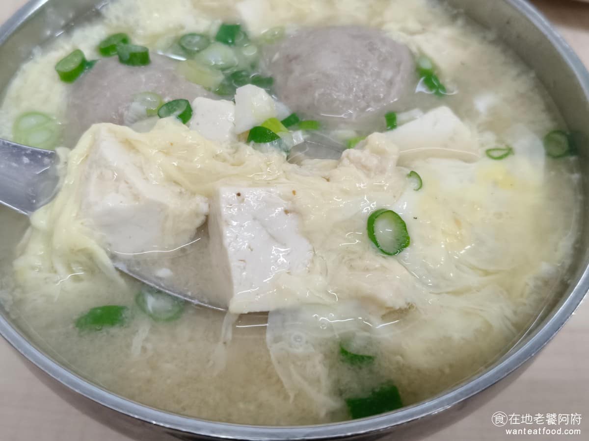 邱記涼麵 邱記涼麵菜單 邱記涼麵推薦 信義區美食 信義美食 吸了湯的甘甜,配著涼麵一起吃很順口,一熱一涼的組合,完全剛好。 @在地老饕阿府