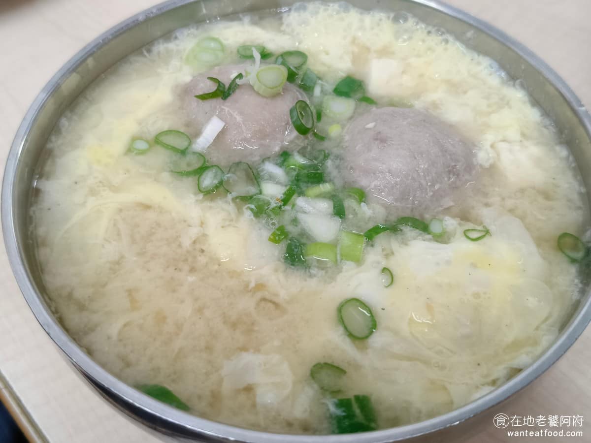 邱記涼麵 邱記涼麵菜單 邱記涼麵推薦 信義區美食 信義美食 綜合湯 就是把貢丸、蛋花、味噌全部放在一起的版本,是所有湯品裡味道最豐富的一款。蛋花是整顆蛋打進去的,熟度控制得好,喝起來滑順。 @在地老饕阿府