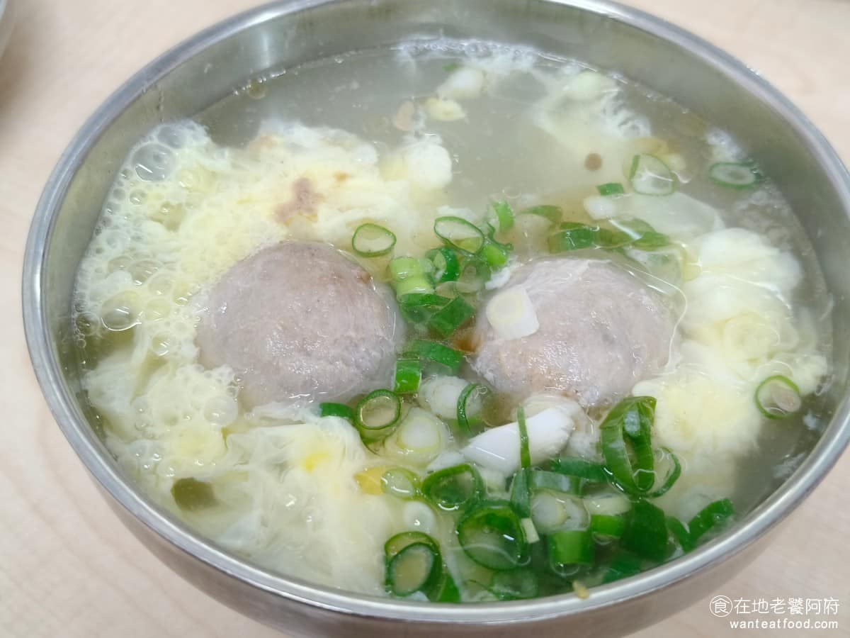 邱記涼麵 邱記涼麵菜單 邱記涼麵推薦 信義區美食 信義美食 蛋花貢丸湯 這是沒有味噌的版本,湯頭喝起來非常清爽,加了很多蔥,喝得到淡淡的蔥香味。 @在地老饕阿府