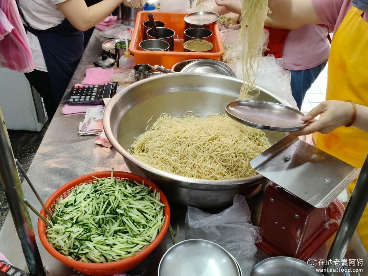 邱記涼麵 邱記涼麵菜單 邱記涼麵推薦 信義區美食 信義美食 因為生意好,所以麵條都很新鮮,不會是剛從冰箱裡拿出來,或是放在室外放太久的狀態。 @在地老饕阿府