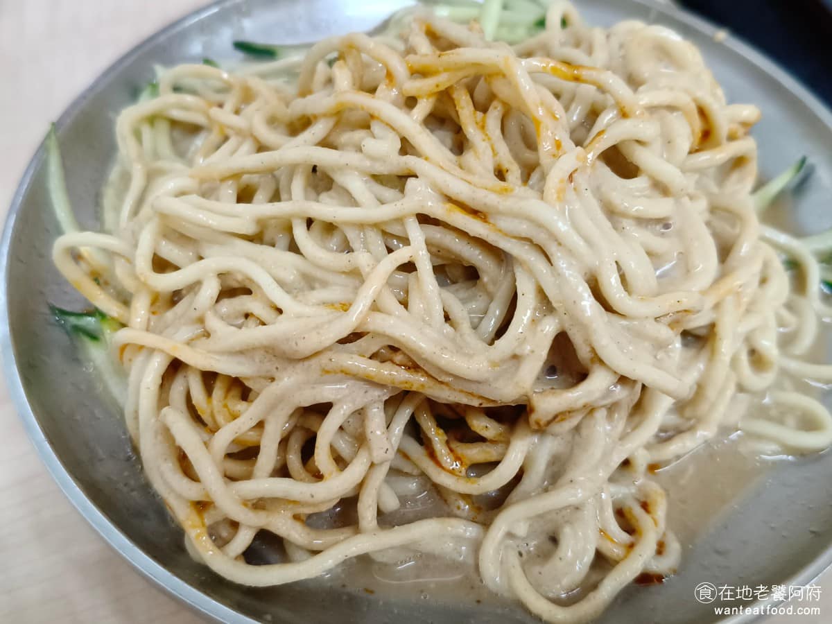 邱記涼麵 邱記涼麵菜單 邱記涼麵推薦 信義區美食 信義美食 如果是重口味的人,建議配上桌上的辣油,一開始先吃到香氣,辣勁則是後面才慢慢出來,吃起來更開胃。 @在地老饕阿府