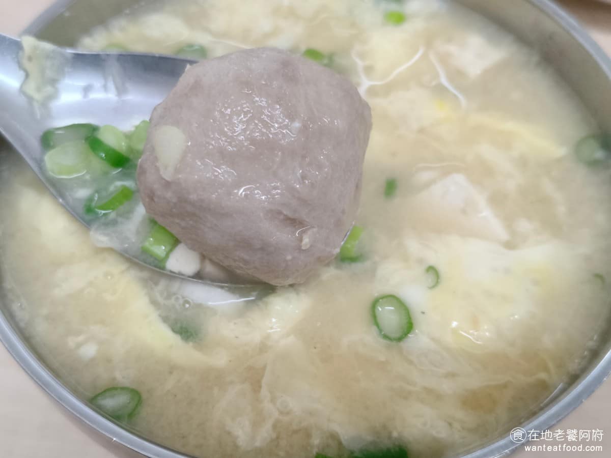 邱記涼麵 邱記涼麵菜單 邱記涼麵推薦 信義區美食 信義美食 貢丸的口感非常扎實,一口咬下肉香味很足,不是那種粉感重的廉價貢丸。貢丸真的大顆,整個涼麵吃完,在吃兩顆貢丸,就完全吃飽了。 @在地老饕阿府
