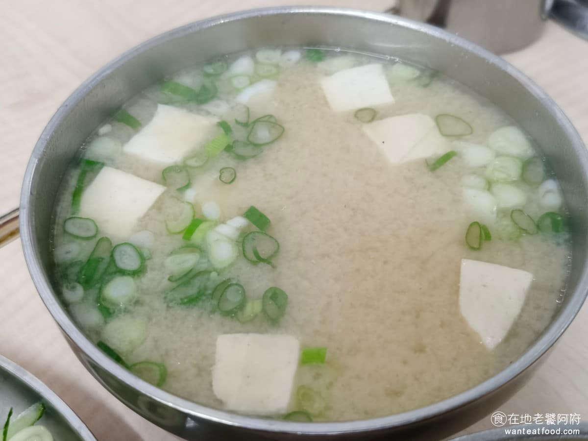 邱記涼麵 邱記涼麵菜單 邱記涼麵推薦 信義區美食 信義美食 味噌湯 湯裡有豆腐,料給得實在,味噌湯頭偏鹹甜,帶有柴魚和小魚乾的底味,喝起來有層次,豆腐是嫩豆腐,吃起來滑嫩。味噌的調味,相對較鹹,若覺得太鹹,記得找店家,加入清湯。 @在地老饕阿府
