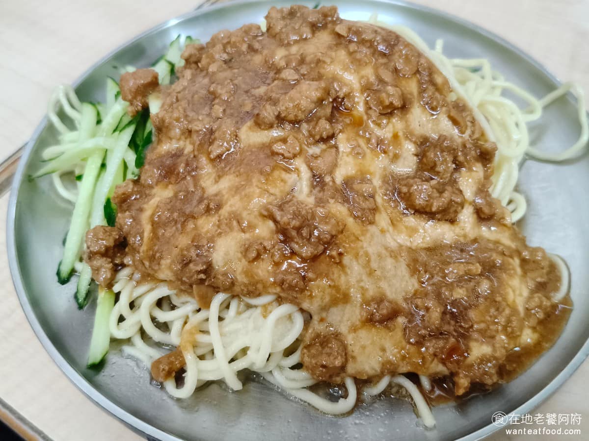 邱記涼麵 邱記涼麵菜單 邱記涼麵推薦 信義區美食 信義美食 雙醬麵 這碗同時有炸醬和麻醬,炸醬加入之後,整體鹹度會往上走,味道比原味涼麵更重,口味層次也更豐富,多了炸醬的肉燥後,有額外的肉香味。 @在地老饕阿府