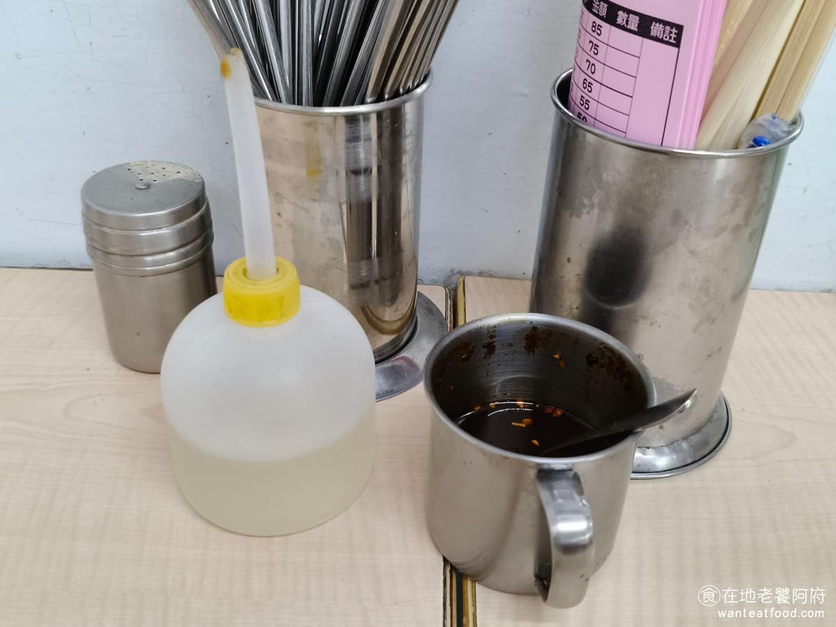 邱記涼麵 邱記涼麵菜單 邱記涼麵推薦 信義區美食 信義美食 店內先點餐付款,再找位置。桌上有辣油、白醋等醬料,部分桌子也有蒜泥和辣椒醬。 @在地老饕阿府