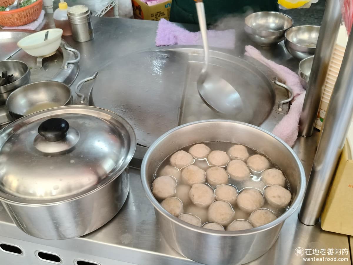 邱記涼麵 邱記涼麵菜單 邱記涼麵推薦 信義區美食 信義美食 這裡的貢丸每一顆,都超級大顆,如果怕吃不飽的人,除了涼麵外,記得多點有貢丸湯的選項。 @在地老饕阿府