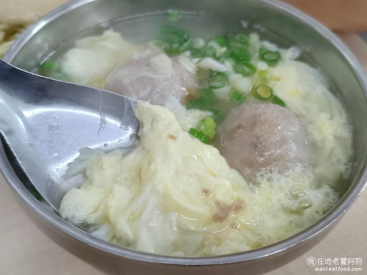 邱記涼麵 邱記涼麵菜單 邱記涼麵推薦 信義區美食 信義美食 雖然他的價格偏高,但裡面的蛋花給得非常有誠意,裡面的料也給得很多。 @在地老饕阿府