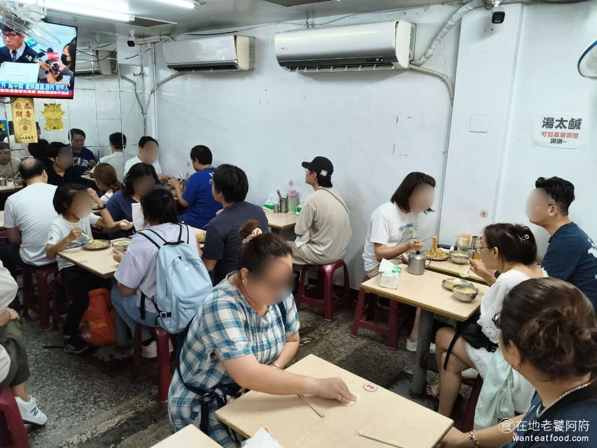 邱記涼麵 邱記涼麵菜單 邱記涼麵推薦 信義區美食 信義美食 座位區內用約可容納20人,用餐顛峰期,有可能需要和人併桌。菜單、筷子、醬料都放在桌上自取。有些桌子的醬料沒有備齊,需要自己去別桌拿一下。 @在地老饕阿府
