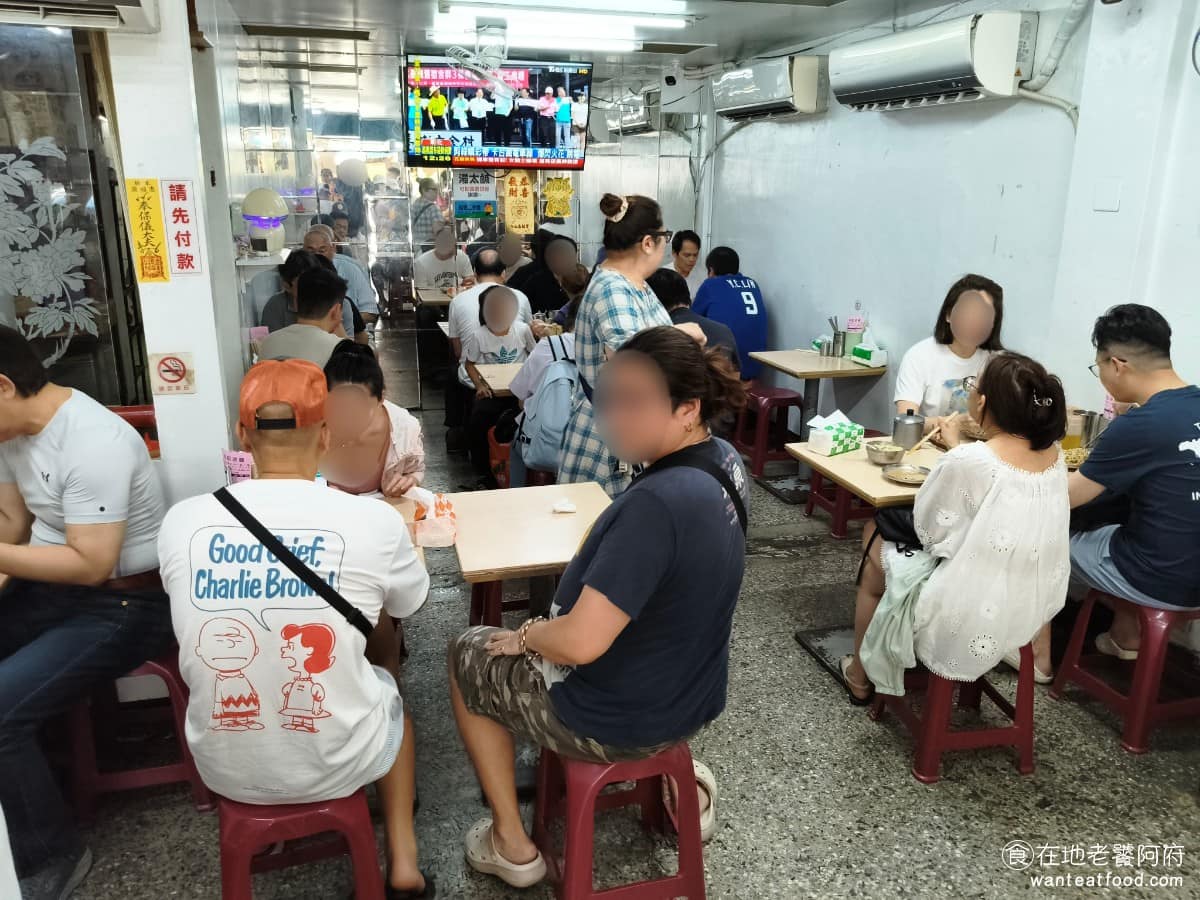 邱記涼麵 邱記涼麵菜單 邱記涼麵推薦 信義區美食 信義美食 店面不大,外觀是傳統路線,進去會注意到,裡面有冷氣,在夏天完全是必備的,整體空間雖然不新,但桌面和餐具都保持整潔。 @在地老饕阿府