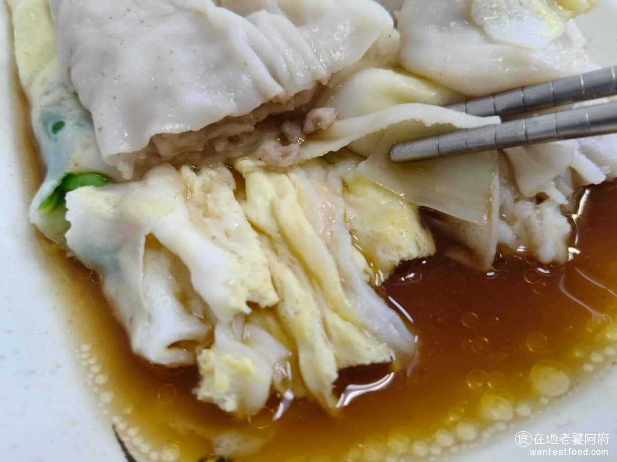 元寶廣式腸粉 元寶廣式腸粉菜單 元寶廣式腸粉推薦 信義區美食 信義美食 永春美食 港式料理 腸粉 除了腸粉皮之外，這類廣式的做法還會加蛋和加菜，吃起來味道更豐富，多了蛋香味，吃起來更順口，只可惜醬汁少了油蔥酥，所以會覺得少了一個味。 @在地老饕阿府