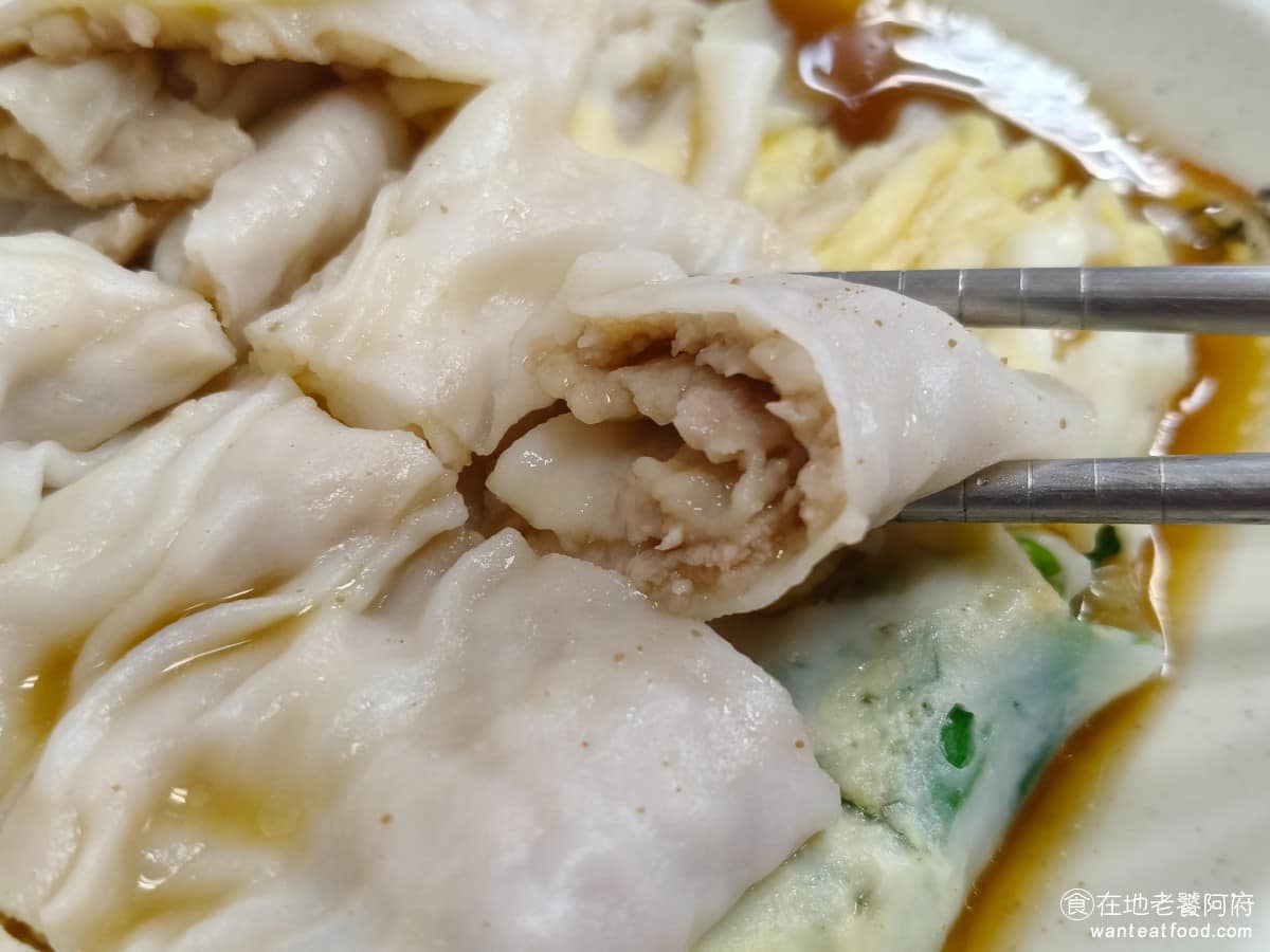 元寶廣式腸粉 元寶廣式腸粉菜單 元寶廣式腸粉推薦 信義區美食 信義美食 永春美食 港式料理 腸粉 裡面的肉是豬肉，吃起來非常新鮮且滑嫩，肉的份量給得也不少，只不過旁邊搭配的醬汁給得有點少，而且調味也偏太清淡，所以味道上比較沒有那麼吸引人。 @在地老饕阿府