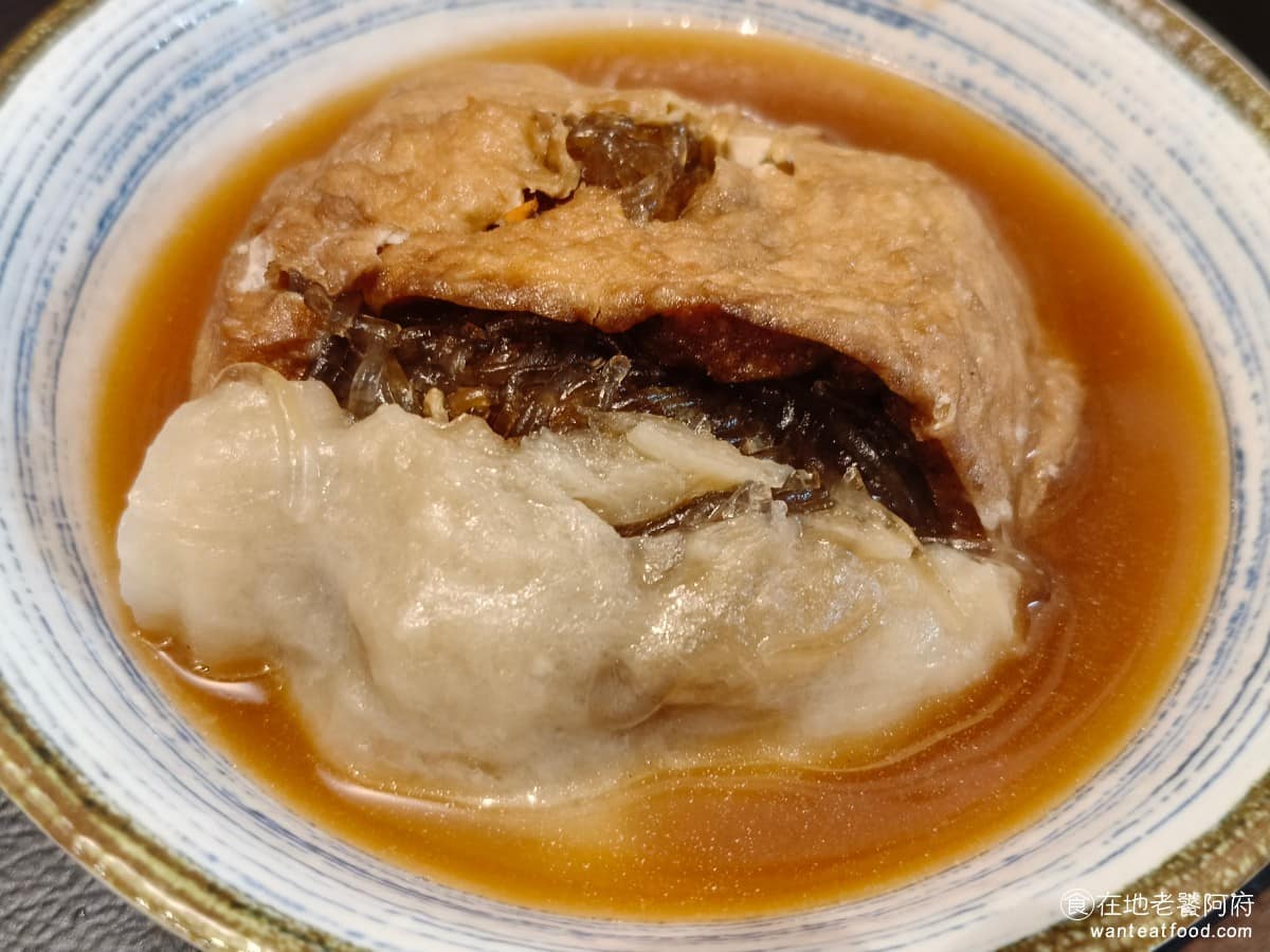 老店淡水魚丸阿給元鄉食品商號 老店淡水魚丸阿給元鄉食品商號菜單 阿給 油豆腐外皮先經過油炸,有一定的嚼勁,豆皮本身吸附了滷汁,滷汁味道不算很重,偏清淡。 @在地老饕阿府