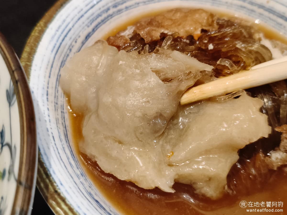 老店淡水魚丸阿給元鄉食品商號 老店淡水魚丸阿給元鄉食品商號菜單 除了冬粉和豆皮之外,旁邊還有魚漿,吃起來就是類似魚丸的口感,這樣的做法,不只有豆皮,吃起來更豐富。 @在地老饕阿府