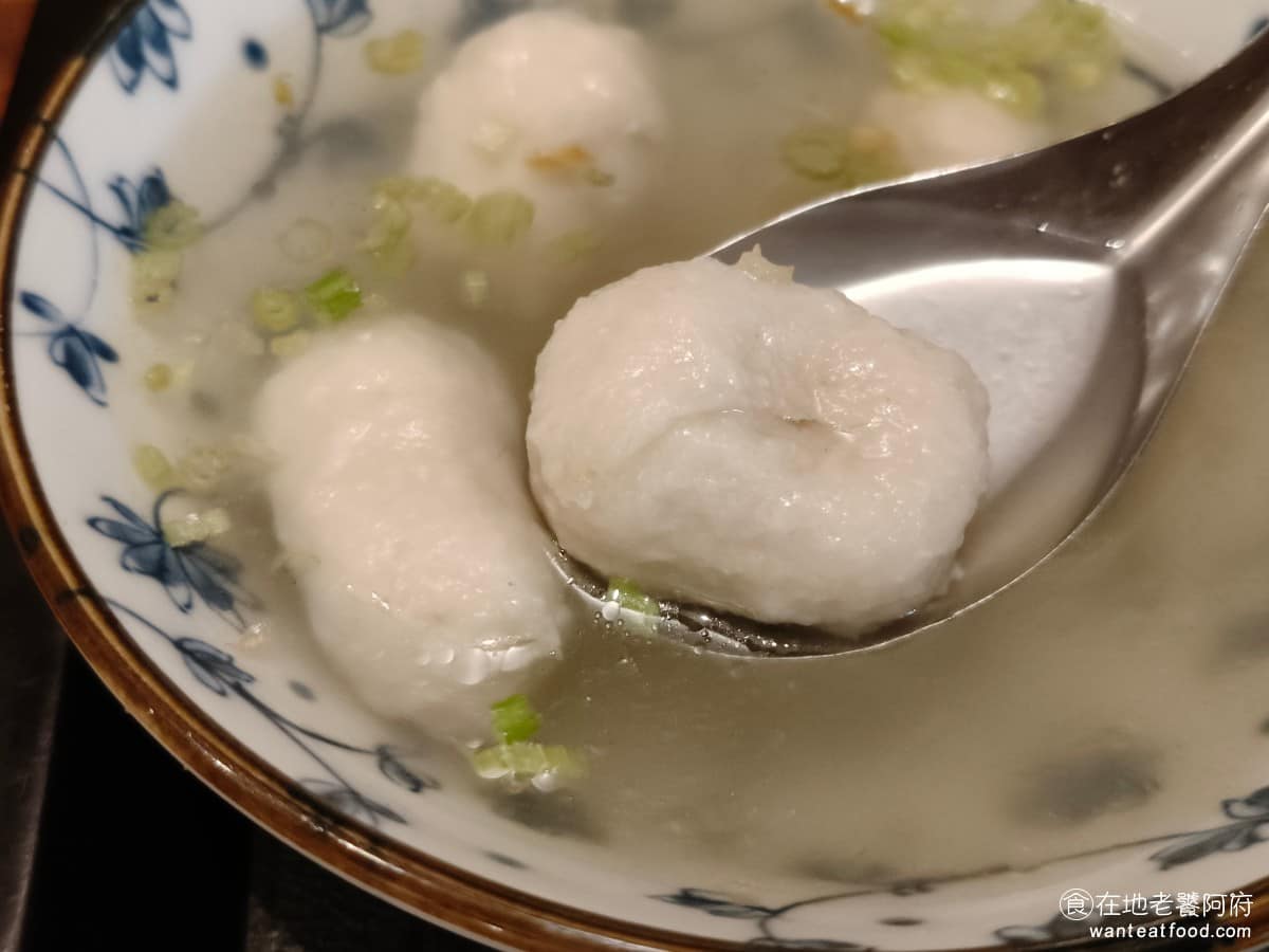 老店淡水魚丸阿給元鄉食品商號 老店淡水魚丸阿給元鄉食品商號菜單 湯頭以胡椒和油蔥提味,胡椒味較明顯,但也不會太重,如果怕胡椒的人,想喝清淡湯頭的人,可以提前告知不要胡椒。 @在地老饕阿府
