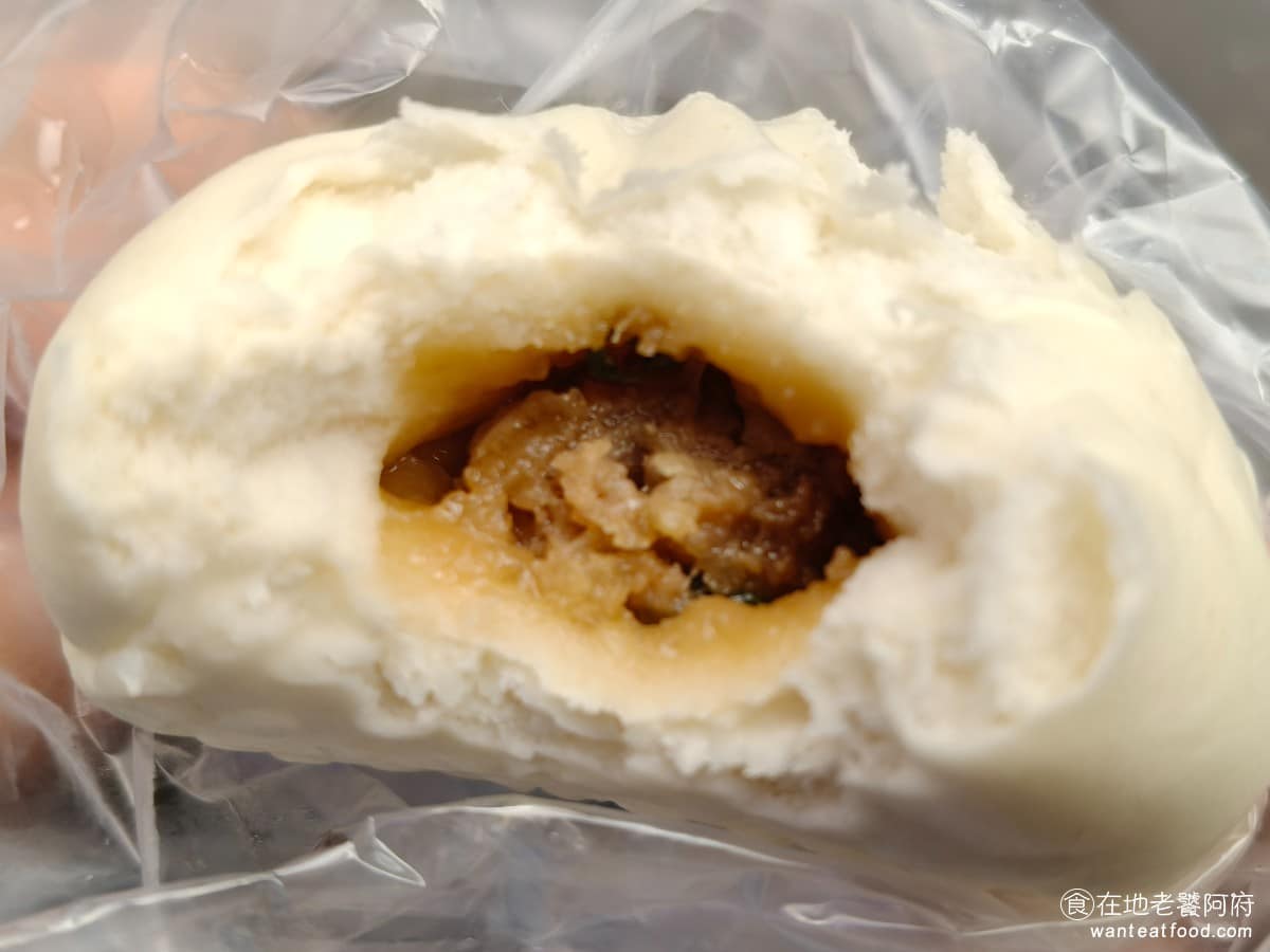 老店淡水魚丸阿給元鄉食品商號 老店淡水魚丸阿給元鄉食品商號菜單 肉包外皮比例較多，內餡不會太鹹，吃起來也不會油膩，香氣很足，整體來說也還不錯，因為很便宜，份量也不會太多，推薦可以順便點一個。 @在地老饕阿府
