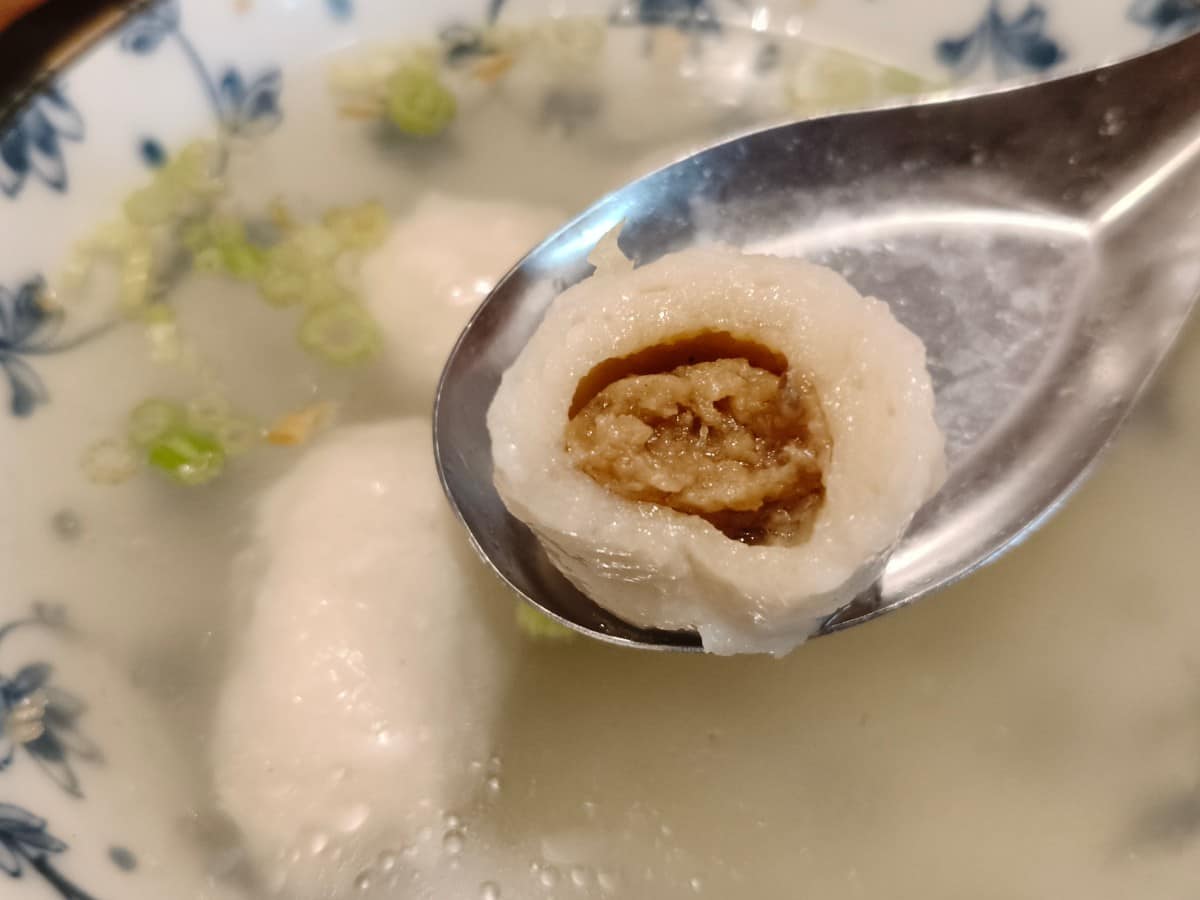 老店淡水魚丸阿給元鄉食品商號 老店淡水魚丸阿給元鄉食品商號菜單 魚丸裡面的內餡,吃起來軟軟的,鹹味也非常夠,不會像某一些店的魚丸內餡都沒味道,魚丸外皮也軟軟的,煮的火候,控制的剛剛好。 @在地老饕阿府