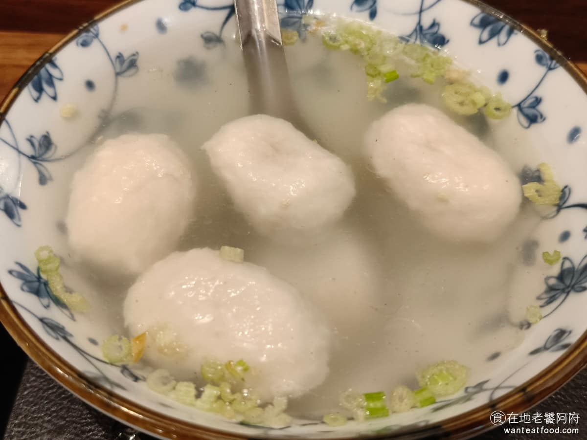 老店淡水魚丸阿給元鄉食品商號 老店淡水魚丸阿給元鄉食品商號菜單 魚丸湯 魚丸以小鯊魚和虱目魚調製的魚漿製成,內包豬肉餡,吃起來有彈性,帶著鮮甜感,不管是口感還是內餡的味道,這間魚丸的表現也不差,算好吃的,阿給和魚丸都不錯,難怪每次經過,這間店人潮總是很多。 @在地老饕阿府
