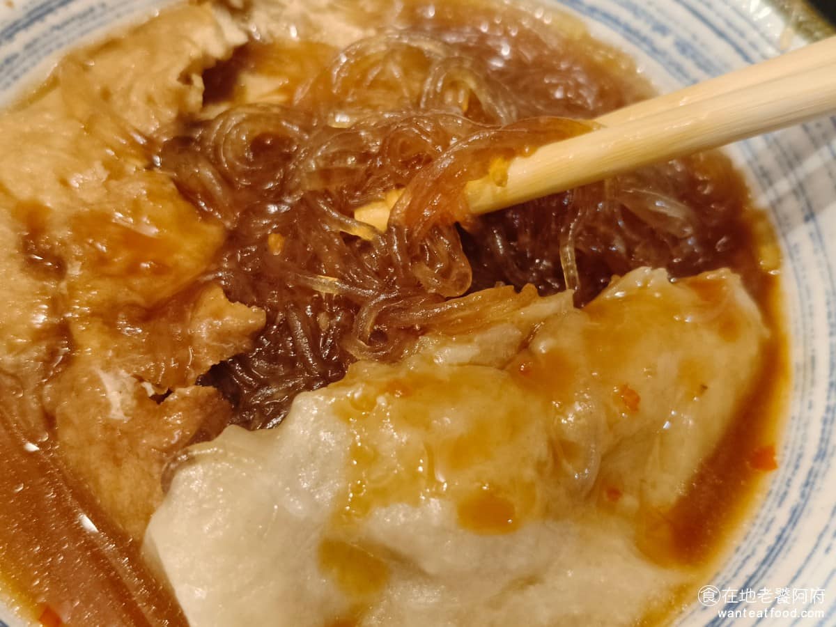 老店淡水魚丸阿給元鄉食品商號 老店淡水魚丸阿給元鄉食品商號菜單 相較於其他間的阿給,這間裡面的冬粉,吃起來口感超級Q彈,完全沒有煮得過爛,搭配旁邊的甜辣醬汁,吃起來非常夠味,醬汁也不會辣,是每個人都能接受的口味,整體來說,個人覺得很不錯。 @在地老饕阿府