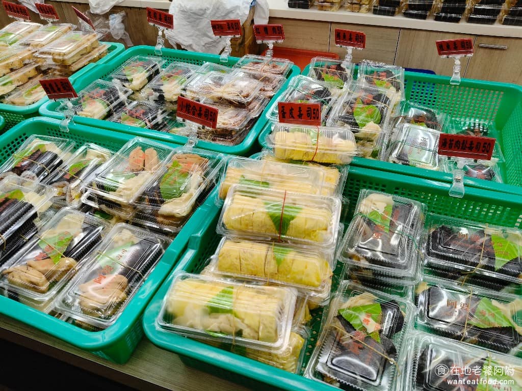 阿婆壽司 阿婆壽司菜單 阿婆壽司推薦 鶯歌區美食 鶯歌美食 日式料理 壽司 除了基本款，還有鮪魚壽司、鮭魚壽司、起司壽司、培根壽司等口味，通通都是 50 元，一盒切成 10 片左右，數量給很多，真的便宜。 @在地老饕阿府