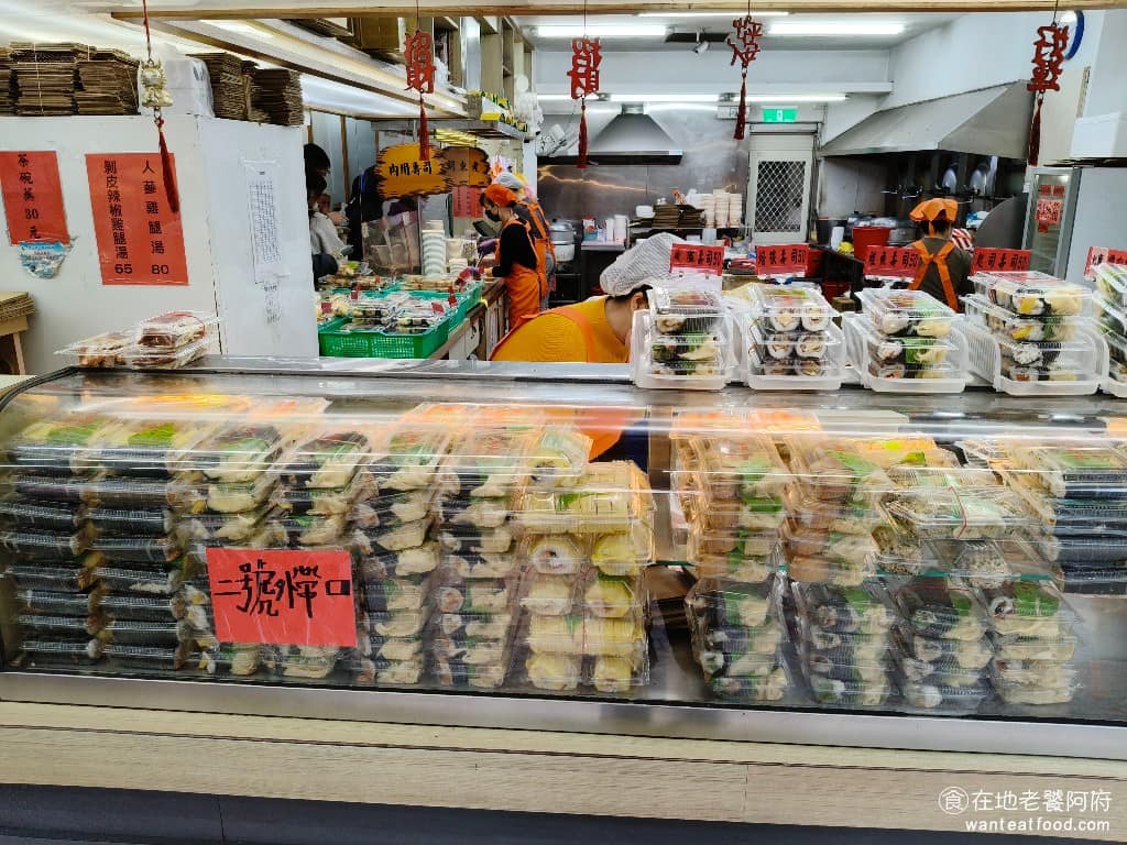 阿婆壽司 阿婆壽司菜單 阿婆壽司推薦 鶯歌區美食 鶯歌美食 日式料理 壽司 早期就是阿婆推著攤車，在街頭賣壽司，用料實在價格便宜，漸漸打響名號，成為在地人的共同回憶，很多人從小吃到大。 @在地老饕阿府