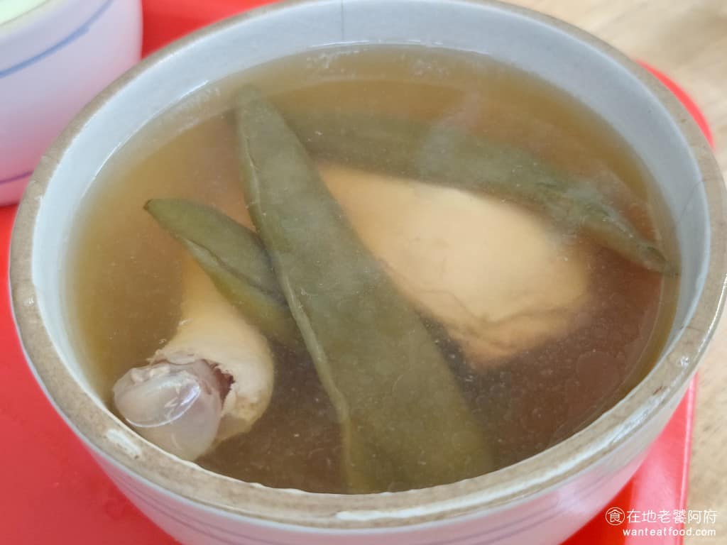 阿婆壽司 阿婆壽司菜單 阿婆壽司推薦 鶯歌區美食 鶯歌美食 日式料理 壽司 剝皮辣椒雞湯 喝起來不會很辣，走的是清淡路線，雞湯燉得沒有特別入味，喝起來香氣不夠，不難喝，但覺得非常普通。 @在地老饕阿府