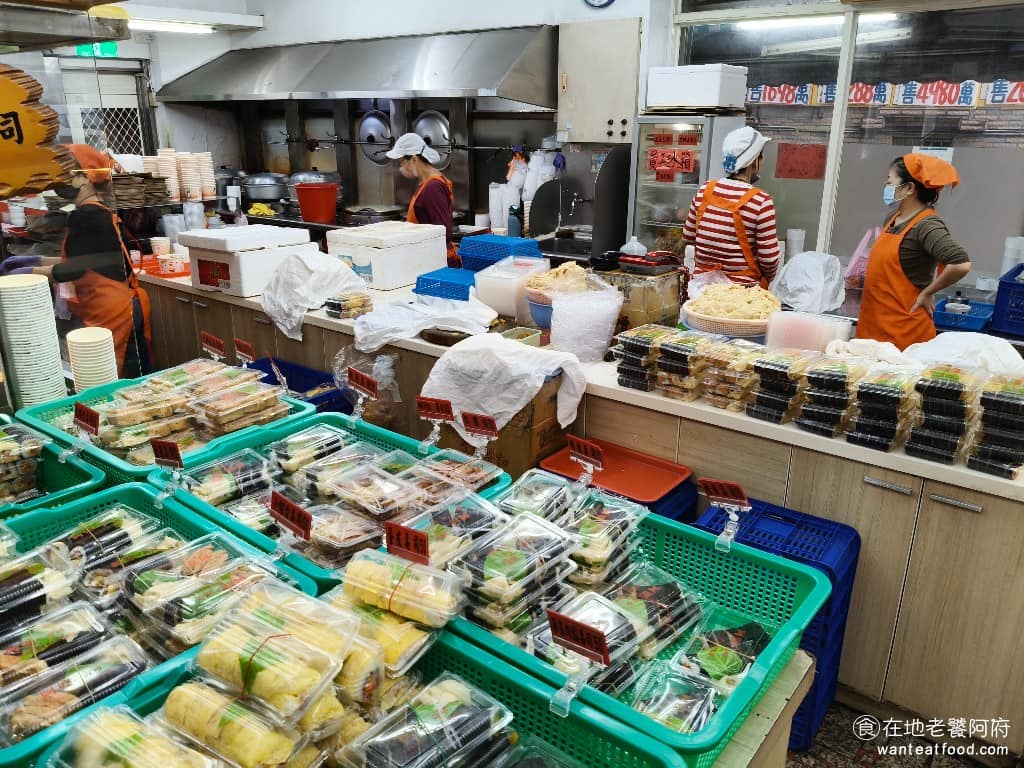 阿婆壽司 阿婆壽司菜單 阿婆壽司推薦 鶯歌區美食 鶯歌美食 日式料理 壽司 現在更厲害了，在附近蓋了一棟新大樓，還創立公司，從小本生意做到蓋大樓規模，真的很不簡單。走到旁邊建國路上去看，還會看到寫著「阿婆壽司」預定地。 @在地老饕阿府