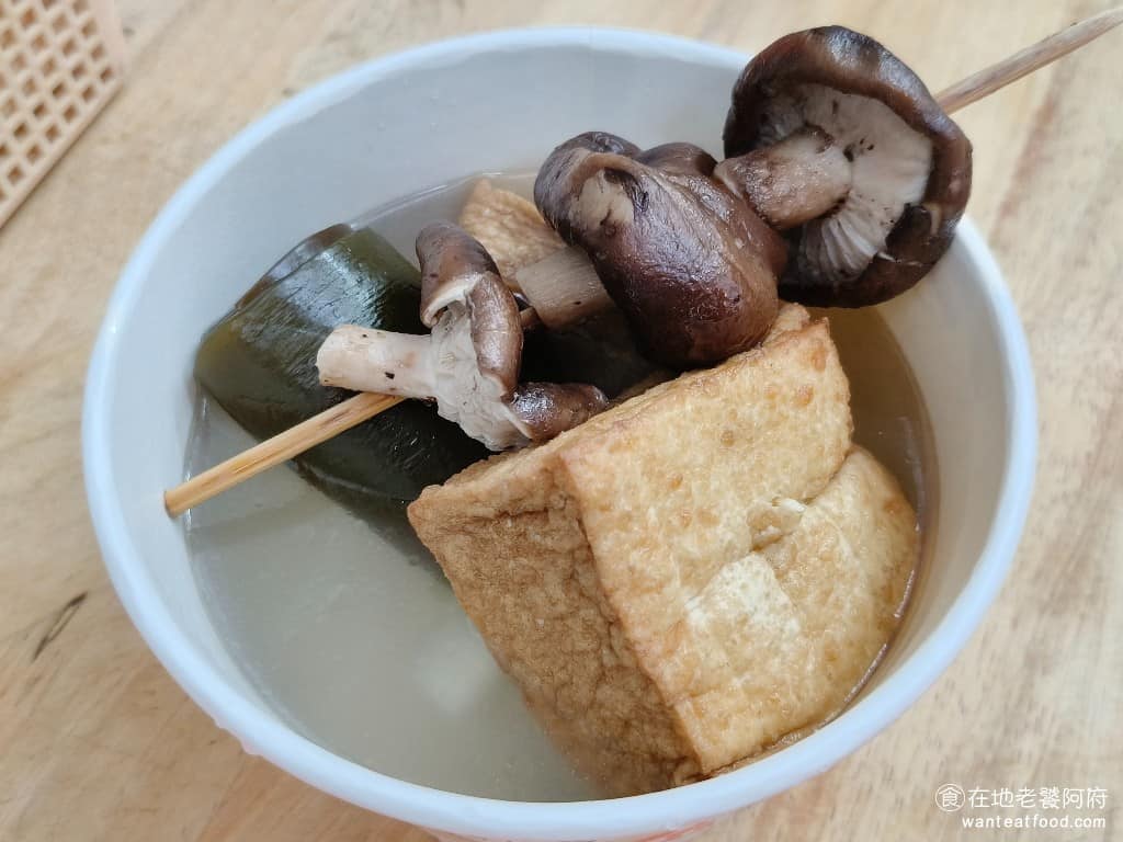 阿婆壽司 阿婆壽司菜單 阿婆壽司推薦 鶯歌區美食 鶯歌美食 日式料理 壽司 韭菜丸咬下去，香氣十足很特別，高麗菜捲裡面餡料紮實，香菇肉餡也很大顆，米血給得很厚片，竹輪、牛蒡、魚板等炸物類，吸滿湯汁更入味，內用可以免費續湯，真的很貼心。 @在地老饕阿府