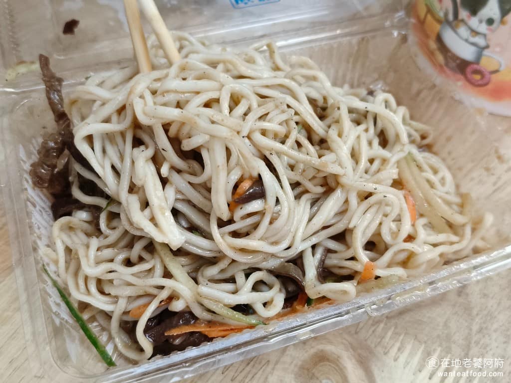 阿婆壽司 阿婆壽司菜單 阿婆壽司推薦 鶯歌區美食 鶯歌美食 日式料理 壽司 涼麵剛從冰箱拿出來，麵體較硬，吃起來口感不太好，醬汁太乾，不好攪拌，麻醬的味道也偏淡，吃起來味道實在不太行。 @在地老饕阿府