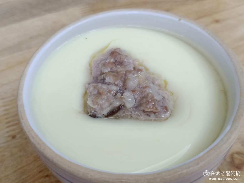 阿婆壽司 阿婆壽司菜單 阿婆壽司推薦 鶯歌區美食 鶯歌美食 日式料理 壽司 茶碗蒸 份量大蒸蛋滑嫩像豆花一樣，入口即化，裡面有一大塊香菇肉丸，增加口感調味剛剛好，帶點高湯甜味，熱熱吃很舒服。 @在地老饕阿府