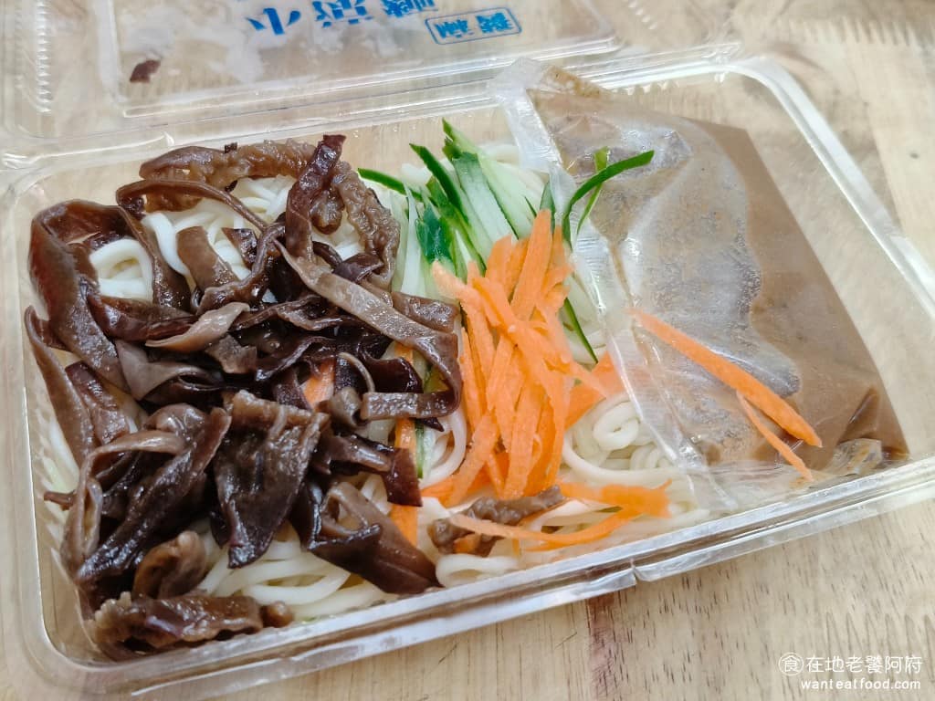 阿婆壽司 阿婆壽司菜單 阿婆壽司推薦 鶯歌區美食 鶯歌美食 日式料理 壽司 麻醬小涼麵 麻醬涼麵，放在冰箱自己拿，配料有紅蘿蔔、小黃瓜、黑木耳，有附一包麻醬醬汁，但沒有醬油醬底。 @在地老饕阿府