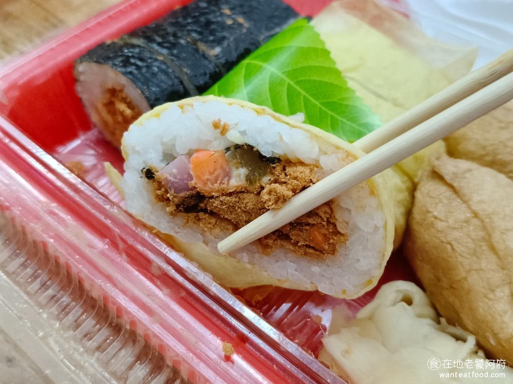 阿婆壽司 阿婆壽司菜單 阿婆壽司推薦 鶯歌區美食 鶯歌美食 日式料理 壽司 會發現《阿婆壽司》的每一種壽司裡面，都有加肉鬆，雖然增添了肉鬆的香氣，但這樣每一種壽司，吃起來的口感都很乾。 @在地老饕阿府
