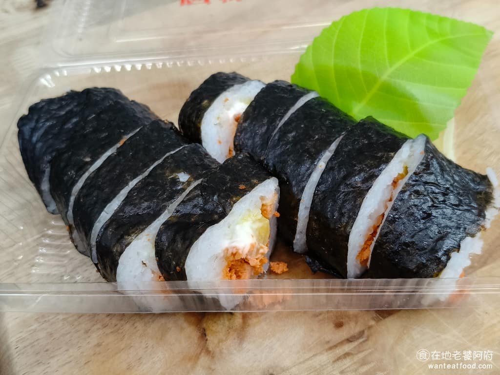 阿婆壽司 阿婆壽司菜單 阿婆壽司推薦 鶯歌區美食 鶯歌美食 日式料理 壽司 海苔肉鬆壽司 裡面有肉鬆、玉子燒、醃黃蘿蔔，肉鬆給得多，吃起來很乾，吞嚥的時候要小心不要嗆到，建議搭配湯或飲料一起吃比較順。 @在地老饕阿府