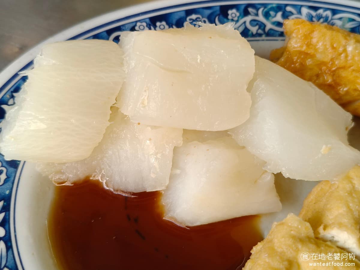 七堵臭粿仔湯 七堵臭粿仔湯菜單 七堵臭粿仔湯推薦 基隆市美食 台灣小吃 粿仔湯 菜頭 用同一鍋骨湯下去燉煮入味,吃起來味道乾淨清爽,完全沒有臭味,蘿蔔本身的甜味跟湯汁完美結合,口感軟爛,是不少熟客會額外加點的一道。 @在地老饕阿府