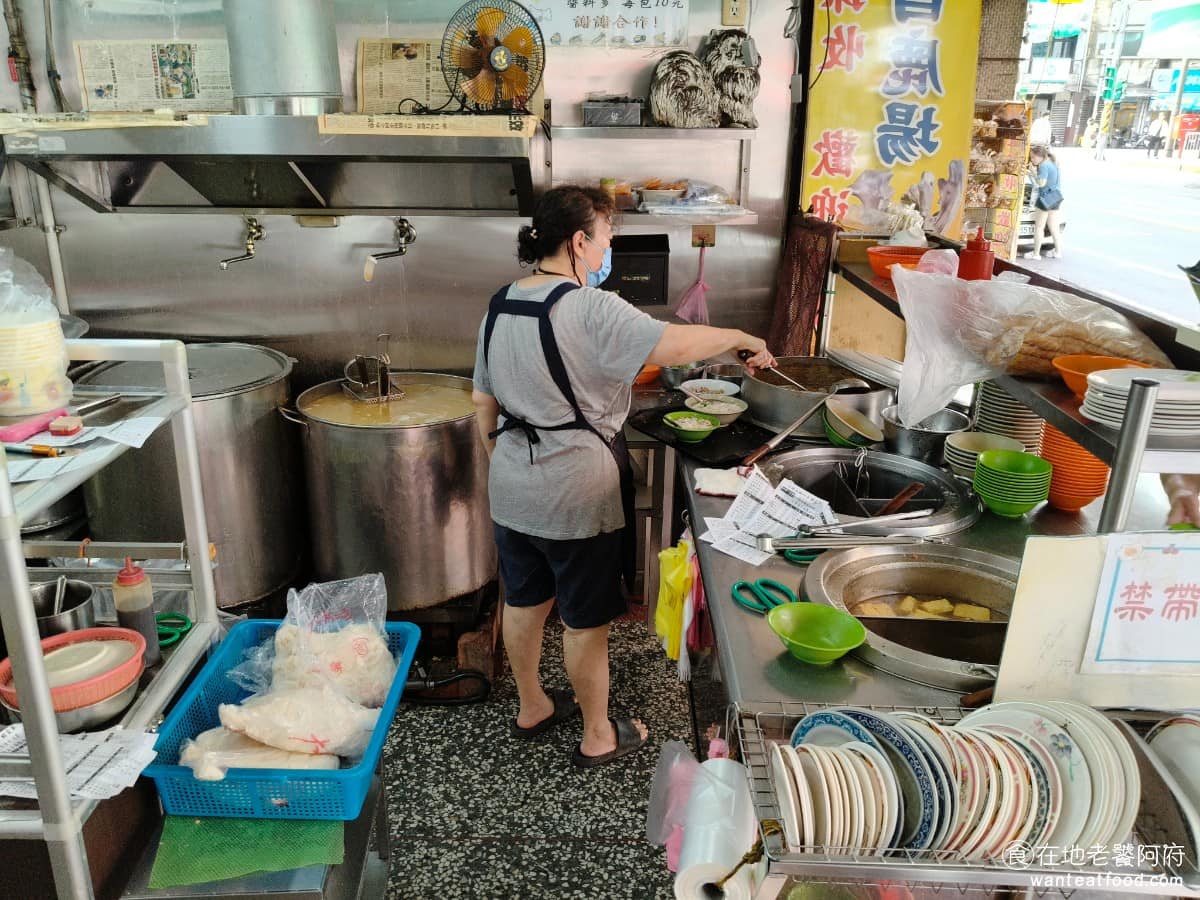 七堵臭粿仔湯 七堵臭粿仔湯菜單 七堵臭粿仔湯推薦 基隆市美食 台灣小吃 粿仔湯 湯品都是用同一鍋豬骨湯當底,這也是為什麼加湯要收費的原因,因為湯量是有限的,這鍋湯本身就是主角,不是配角。 @在地老饕阿府