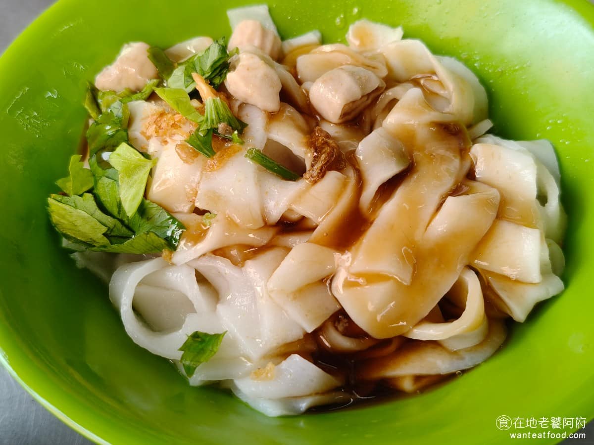 七堵臭粿仔湯 七堵臭粿仔湯菜單 七堵臭粿仔湯推薦 基隆市美食 台灣小吃 粿仔湯 乾粿仔 個人覺得乾的比湯的更好吃,做法是粿仔條先過湯,煮熟瀝乾,再淋上店家特製的醬油跟油蔥酥,帶著微微的豬骨湯香氣打底,香氣直接衝出來,味道比湯的重口不少。 @在地老饕阿府