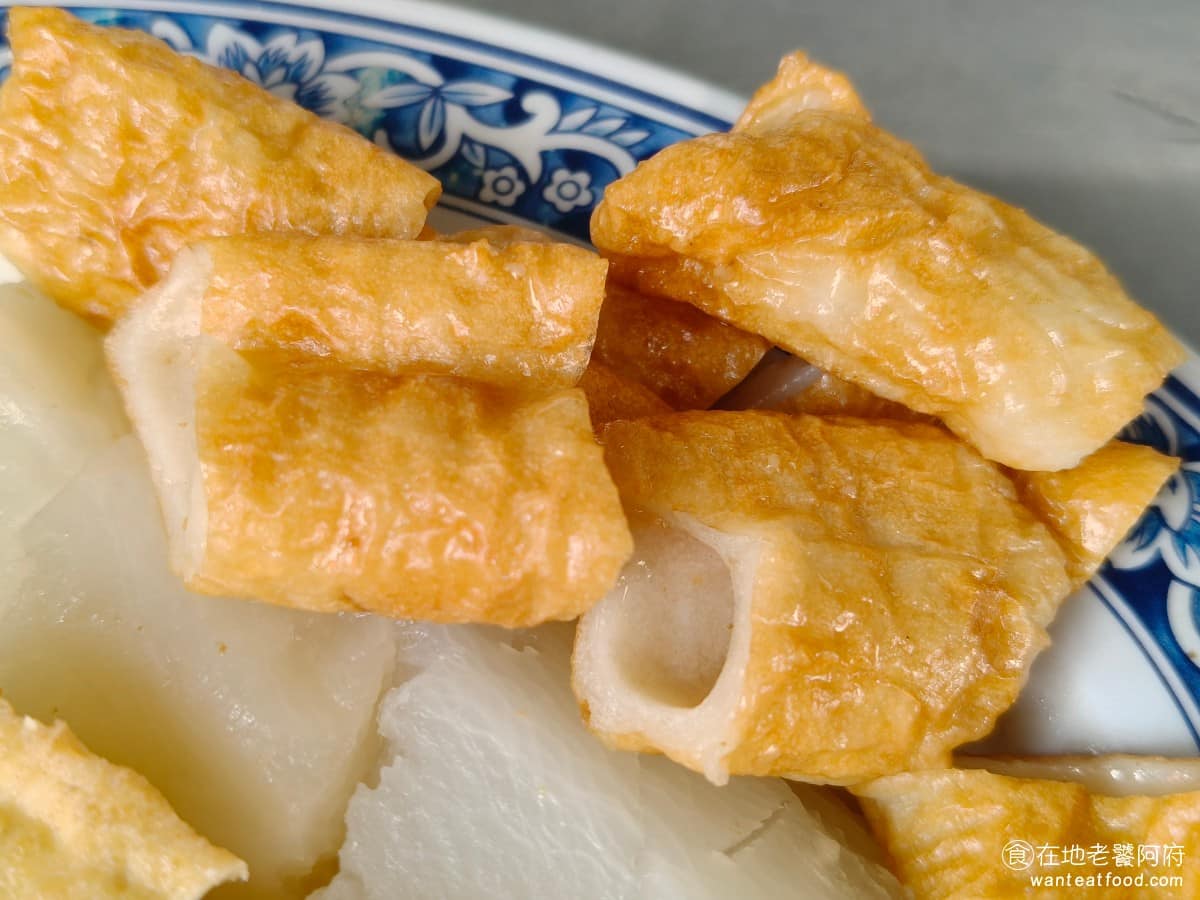 七堵臭粿仔湯 七堵臭粿仔湯菜單 七堵臭粿仔湯推薦 基隆市美食 台灣小吃 粿仔湯 吉古拉 名字聽起來特別,其實吃起來就是甜不辣,黑輪是基隆特色的魚漿製品。做法是把魚漿包在木棒或鐵棒上,炭烤定型中間會是中空的,再放進骨湯裡煮熟。 @在地老饕阿府