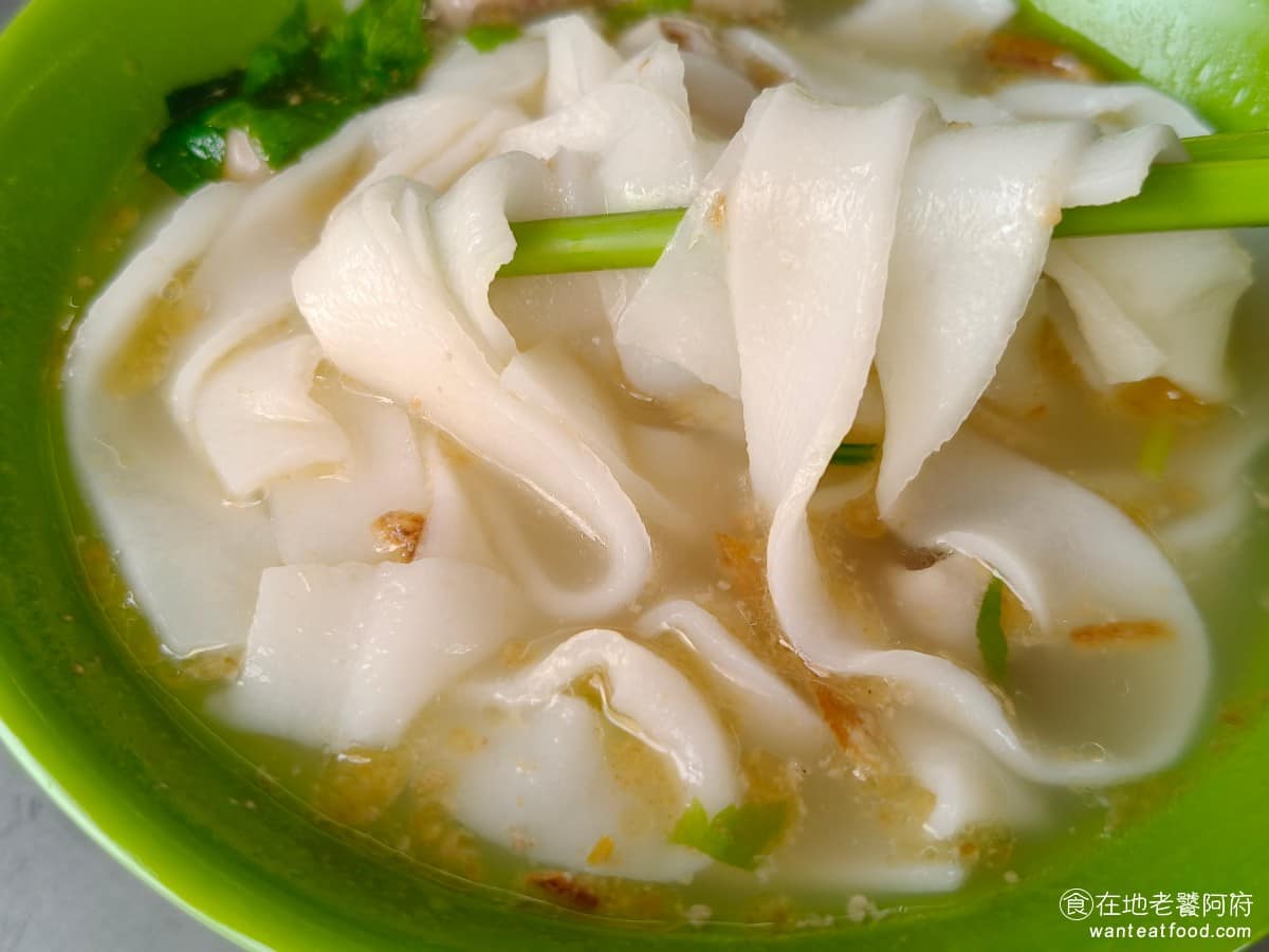 七堵臭粿仔湯 七堵臭粿仔湯菜單 七堵臭粿仔湯推薦 基隆市美食 台灣小吃 粿仔湯 粿仔條口感非常滑嫩,份量給得很多,整體處理得很好,完全不會有黏牙或是咬不動的問題,是一咬就斷的那一種,這點很出色。 @在地老饕阿府
