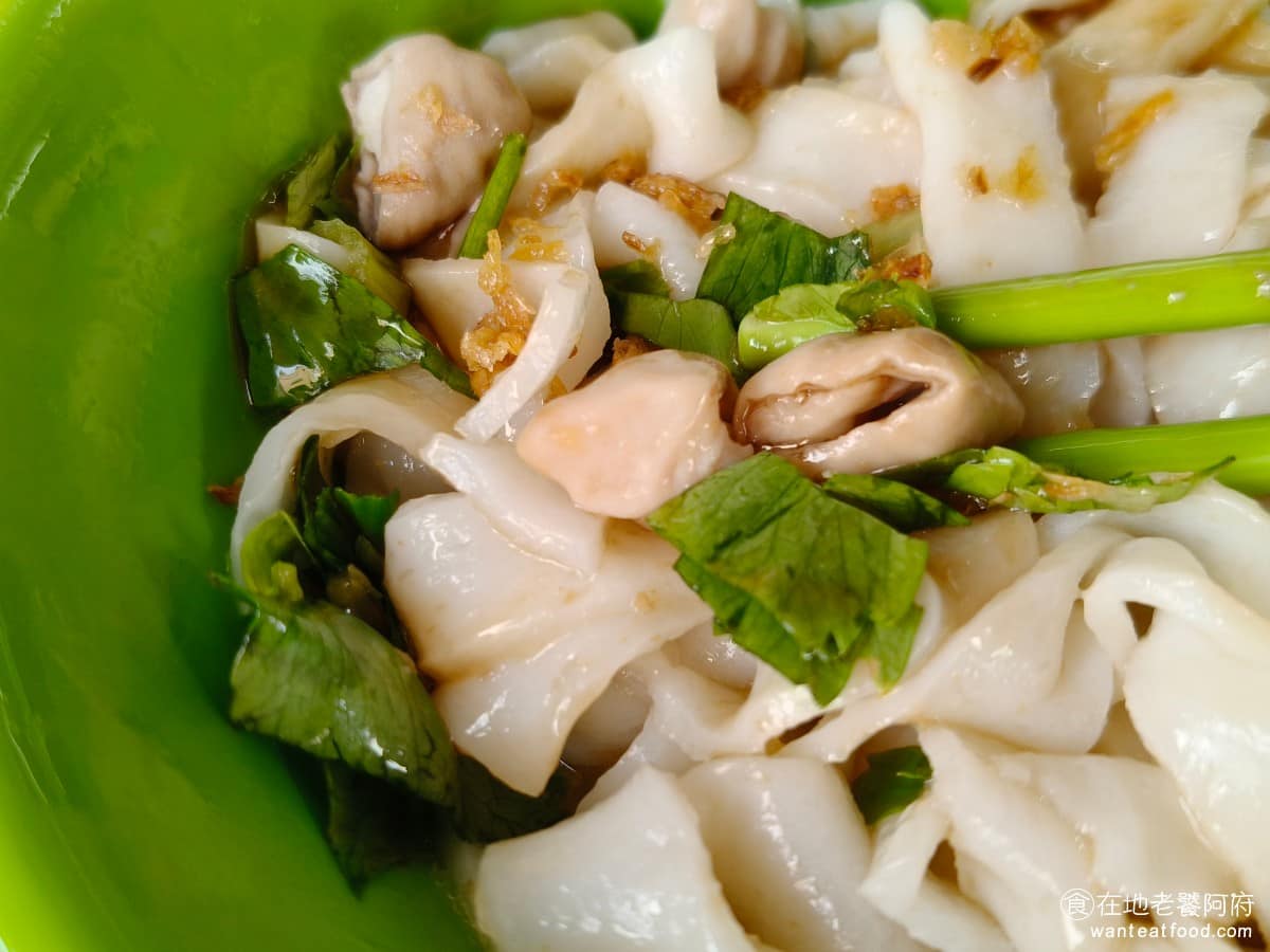 七堵臭粿仔湯 七堵臭粿仔湯菜單 七堵臭粿仔湯推薦 基隆市美食 台灣小吃 粿仔湯 裡面同樣會加上小塊的豬小腸,份量給得多、吃起來很實在,小腸口感Q彈,完全沒有腥味,整碗麵不知不覺,幾乎都吃完了。 @在地老饕阿府