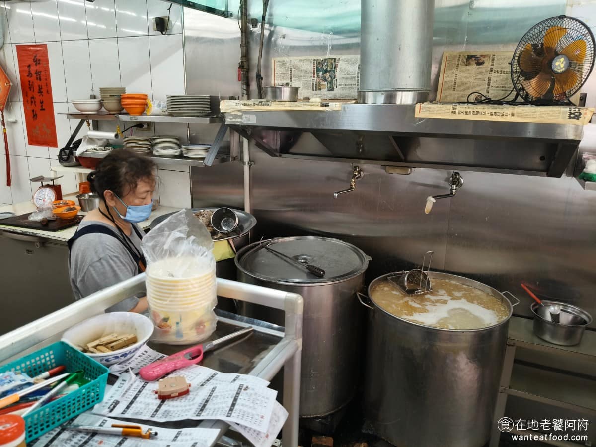 七堵臭粿仔湯 七堵臭粿仔湯菜單 七堵臭粿仔湯推薦 基隆市美食 台灣小吃 粿仔湯 店名「臭粿仔」其實不是店家自己取的,而是早年基隆商工的學生口耳相傳出來的稱呼,久而久之連老闆自己都接受了這個名字,招牌也就這樣沿用下來。 @在地老饕阿府