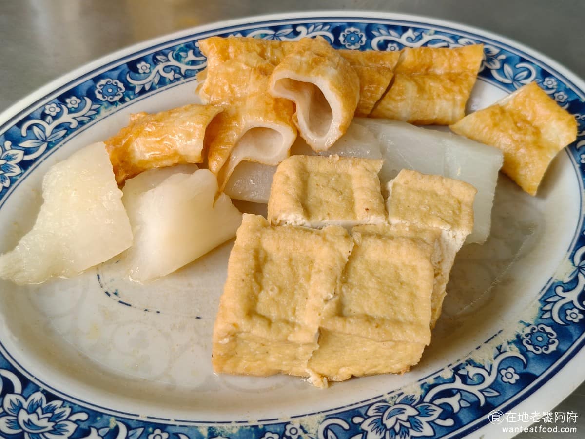 七堵臭粿仔湯 七堵臭粿仔湯菜單 七堵臭粿仔湯推薦 基隆市美食 台灣小吃 粿仔湯 加點的小菜,會直接裝在一個大盤子上,剛上桌的時候,是完全沒有加醬料的。 @在地老饕阿府