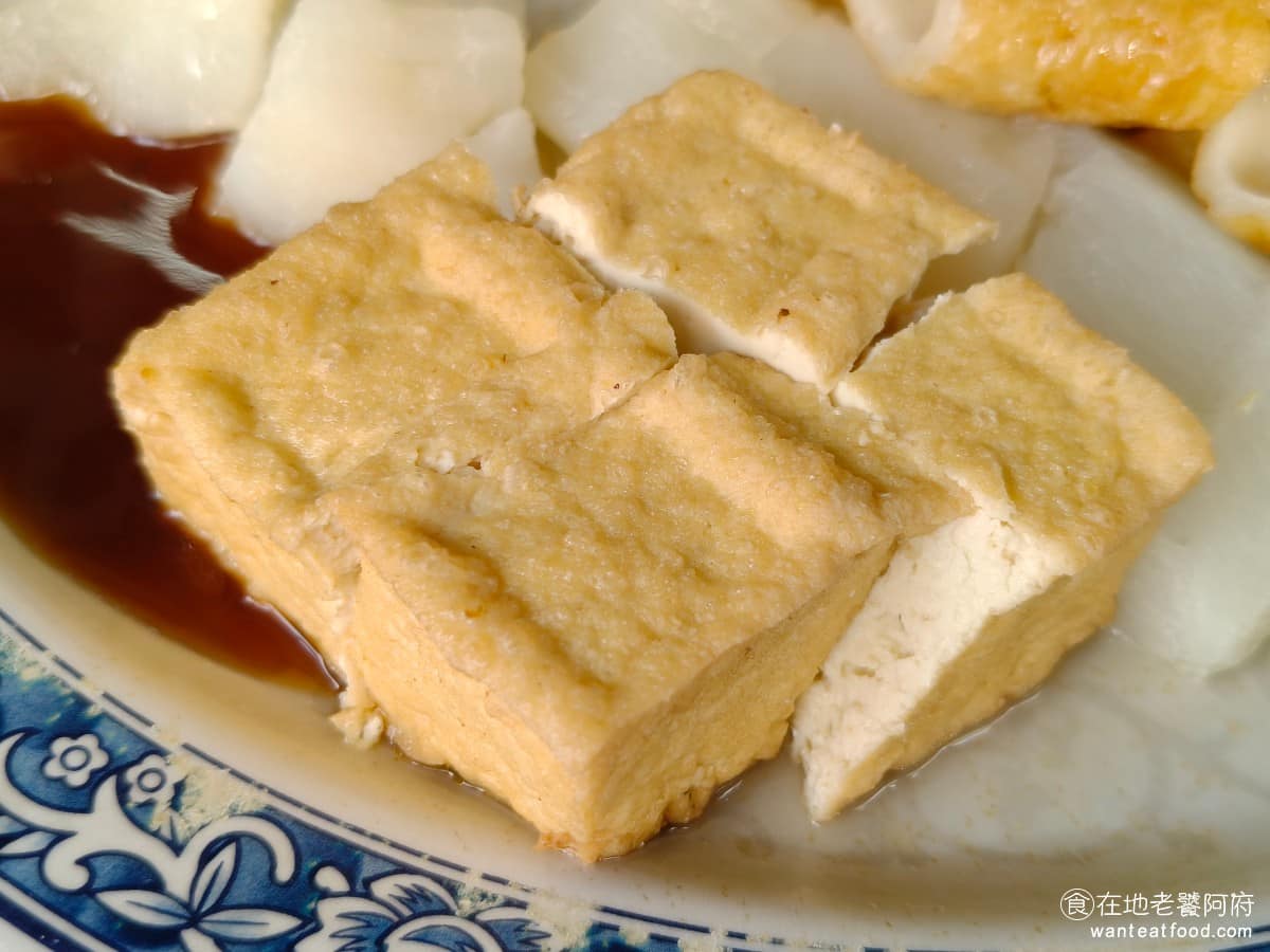 七堵臭粿仔湯 七堵臭粿仔湯菜單 七堵臭粿仔湯推薦 基隆市美食 台灣小吃 粿仔湯 油豆腐 吃起來其實就跟一般豆腐差不多,本身沒什麼特別味道,經過骨湯燙煮後,口感滑嫩、帶點淡淡鹹香,作為簡單的配菜,還算可以是整份菜單裡,氣味最溫和、最不臭的一項。 @在地老饕阿府