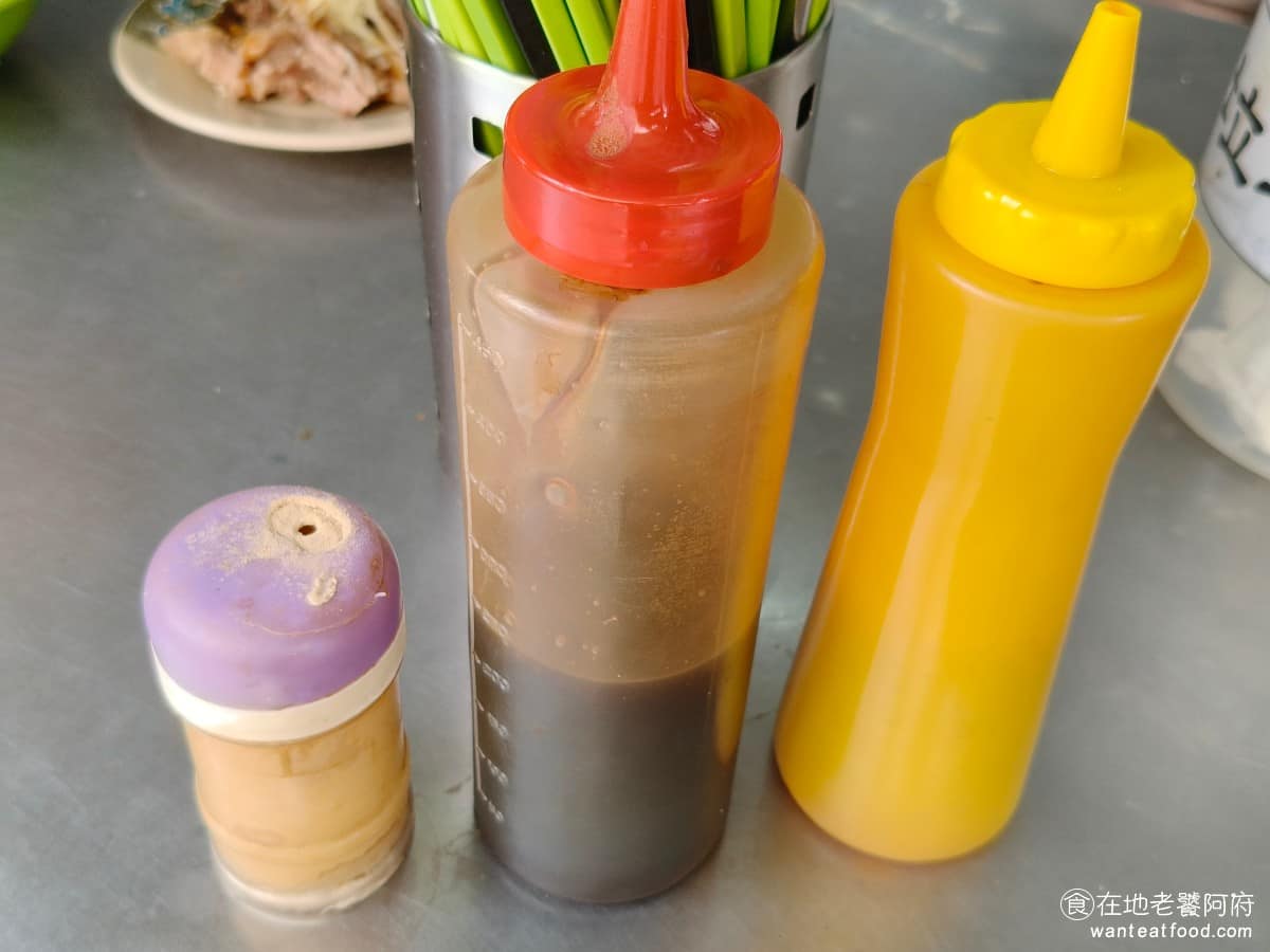 七堵臭粿仔湯 七堵臭粿仔湯菜單 七堵臭粿仔湯推薦 基隆市美食 台灣小吃 粿仔湯 桌麵上放著小菜的醬料,有醬油、膏、甜辣醬,還有胡椒粉。 @在地老饕阿府