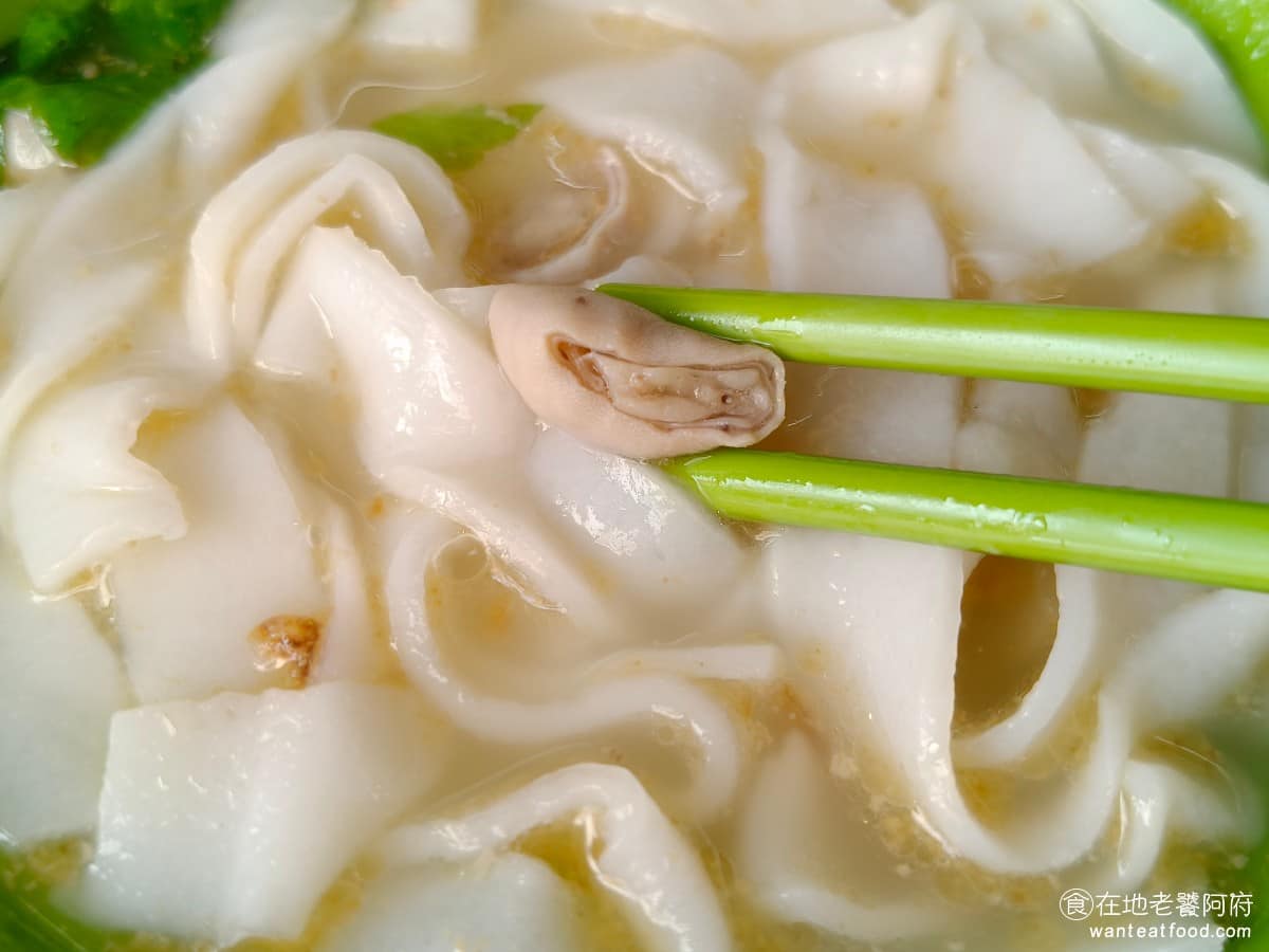 七堵臭粿仔湯 七堵臭粿仔湯菜單 七堵臭粿仔湯推薦 基隆市美食 台灣小吃 粿仔湯 裡面除了上油蔥和香菜之外,還放了一些豬小腸,小腸的尺寸還蠻小的,別看這不起眼的小配料,它也是湯頭臭味的來源之一,因為煮得非常久,所以吃起來口感比較硬一點。 @在地老饕阿府