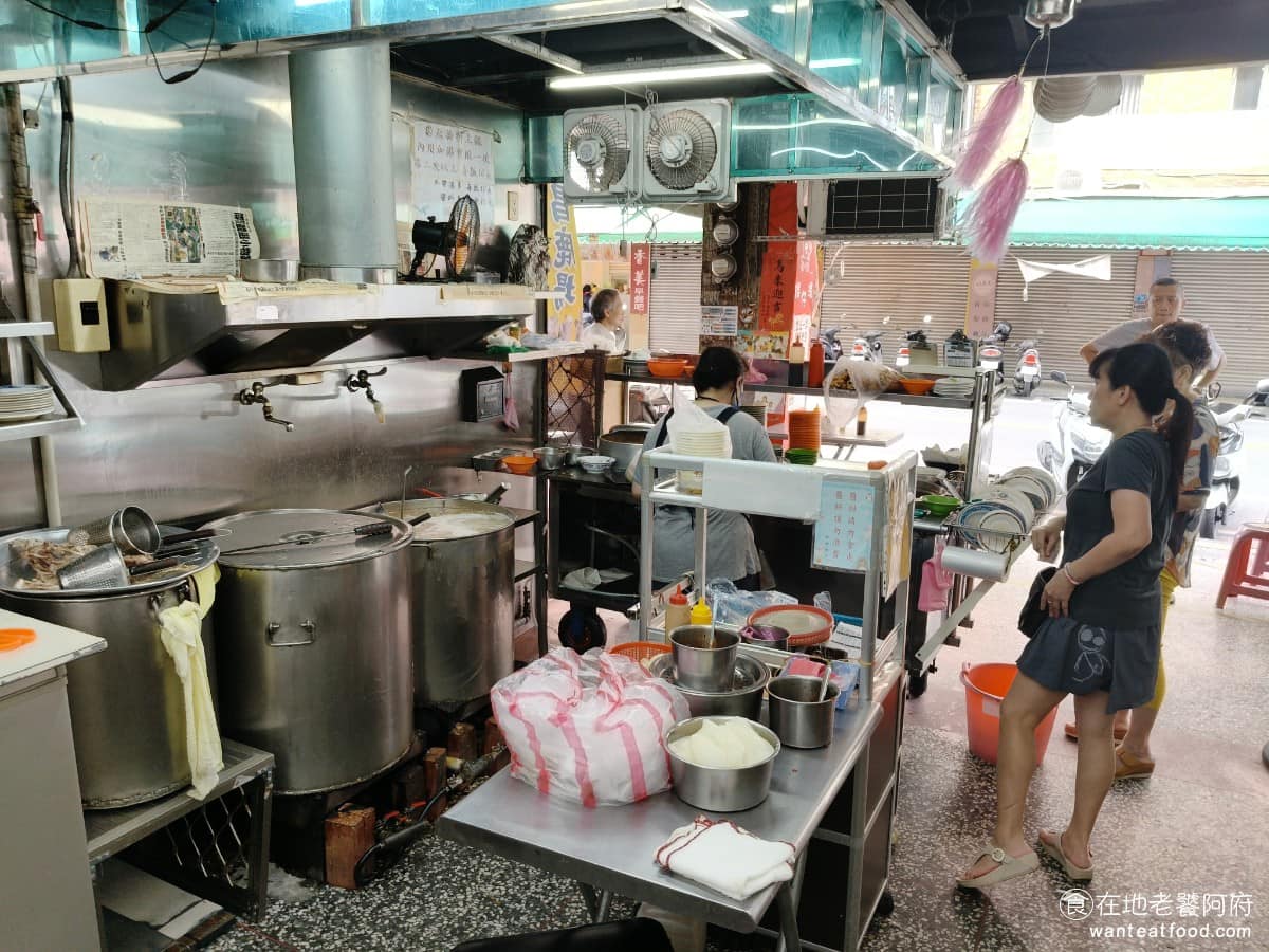 七堵臭粿仔湯 七堵臭粿仔湯菜單 七堵臭粿仔湯推薦 基隆市美食 台灣小吃 粿仔湯 雖然味道臭,但食材可是新鮮的,店家的粿仔條不用添加防腐劑,只能保存三天,所以像過年這種長假期間,店家通常會直接休息,不會勉強出攤,這也是老店堅持食材的一種方式。 @在地老饕阿府