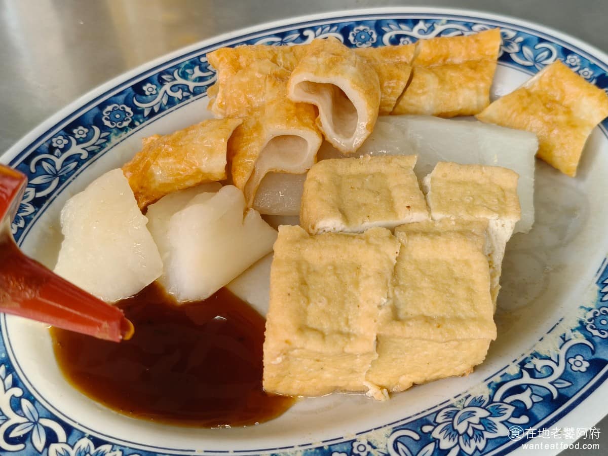 七堵臭粿仔湯 七堵臭粿仔湯菜單 七堵臭粿仔湯推薦 基隆市美食 台灣小吃 粿仔湯 所有的醬料都放在桌上,讓你可以自己加,《七堵臭粿仔湯》的醬油膏,是有特別煮過,並且加糖的,所以吃起來口味偏甜,鹹度也非常夠。 @在地老饕阿府