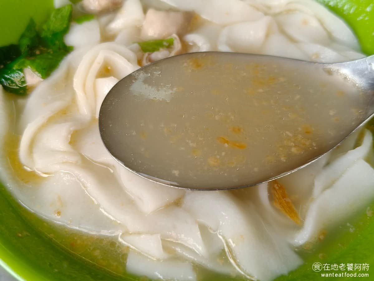 七堵臭粿仔湯 七堵臭粿仔湯菜單 七堵臭粿仔湯推薦 基隆市美食 台灣小吃 粿仔湯 湯頭油蔥酥味濃郁,喝過就會發現沒那麼可怕,甚至帶點回甘的鮮甜,喜歡重口味湯頭的人都會覺得不錯。但如果是害怕一點豬腥味的人,可能就會不喜歡。 @在地老饕阿府