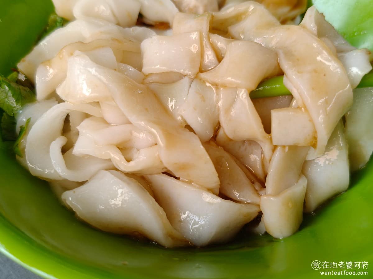 七堵臭粿仔湯 七堵臭粿仔湯菜單 七堵臭粿仔湯推薦 基隆市美食 台灣小吃 粿仔湯 醬油膏吃起來,豬油味非常明顯,所以吃起來非常香,不會只是單純的醬油膏拌麵那樣,雖然好吃但相對就比較油膩一點。 @在地老饕阿府