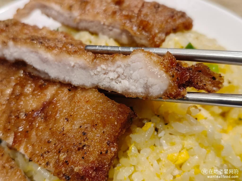 朱記餡餅粥店大直美麗華店 朱記餡餅粥店大直美麗華店菜單 朱記餡餅粥店大直美麗華店推薦 排骨肉非常厚實，裹的粉也很厚，比起上海乾扁式的那種炸排骨，我個人更喜歡這種厚實的炸排骨。 @在地老饕阿府