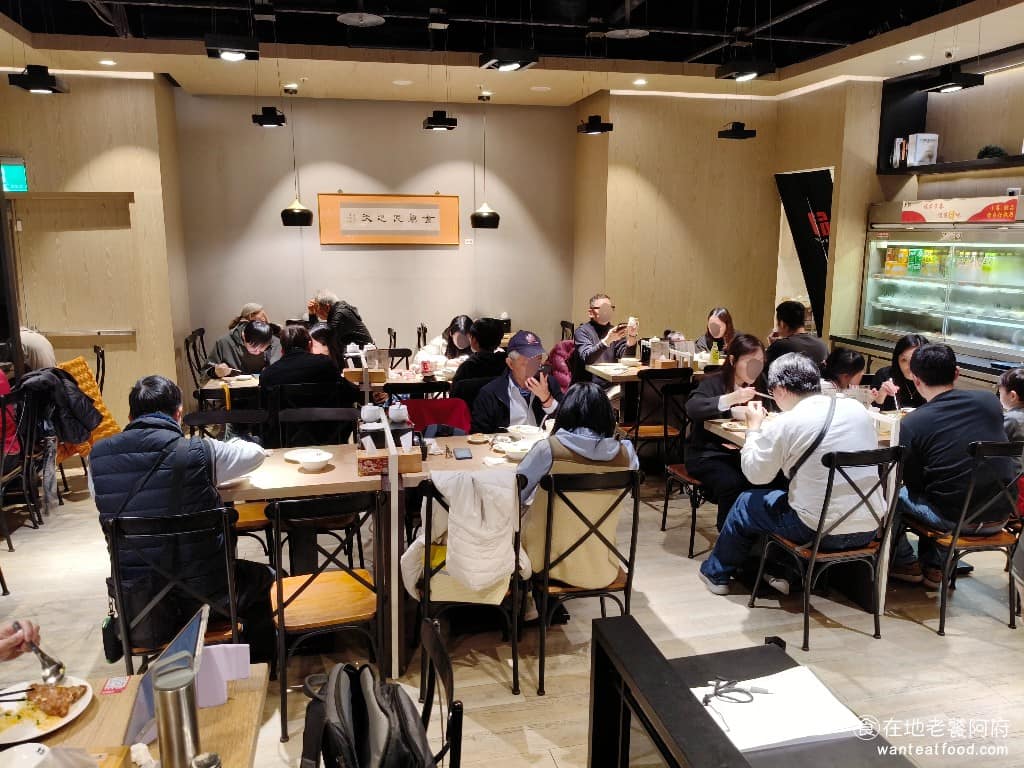 朱記餡餅粥店大直美麗華店 朱記餡餅粥店大直美麗華店菜單 朱記餡餅粥店大直美麗華店推薦 朱記餡餅粥，從 1973 年開業，到現在已經超過 50 年。創辦人朱連河先生，是大陸遷台的退伍軍人。在偶然的機緣下，學到北方麵點老師傅的手藝，決定開店賣餡餅。最早朱記只是街邊小店，憑著北方老師傅的精湛工法，做出道地口味的牛肉餡餅、蔥油餅、小米粥等，慢慢累積口碑。 @在地老饕阿府